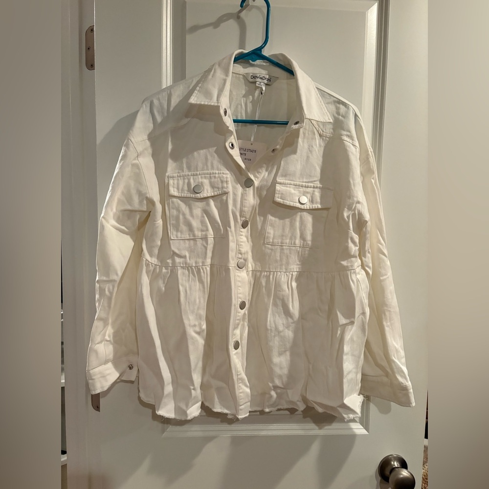 Davi & Dani White Snap Up Babydoll Shirt Jacket